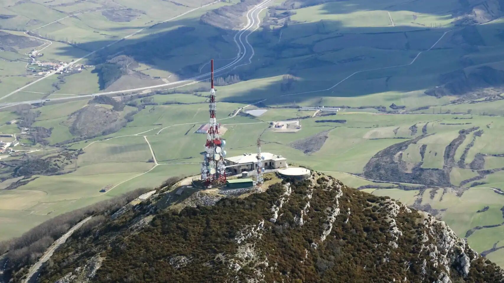 Lee más sobre el artículo Las empresas de torres deben tener asegurado como cliente al menos a un operador para poder recibir las ayudas al 5G